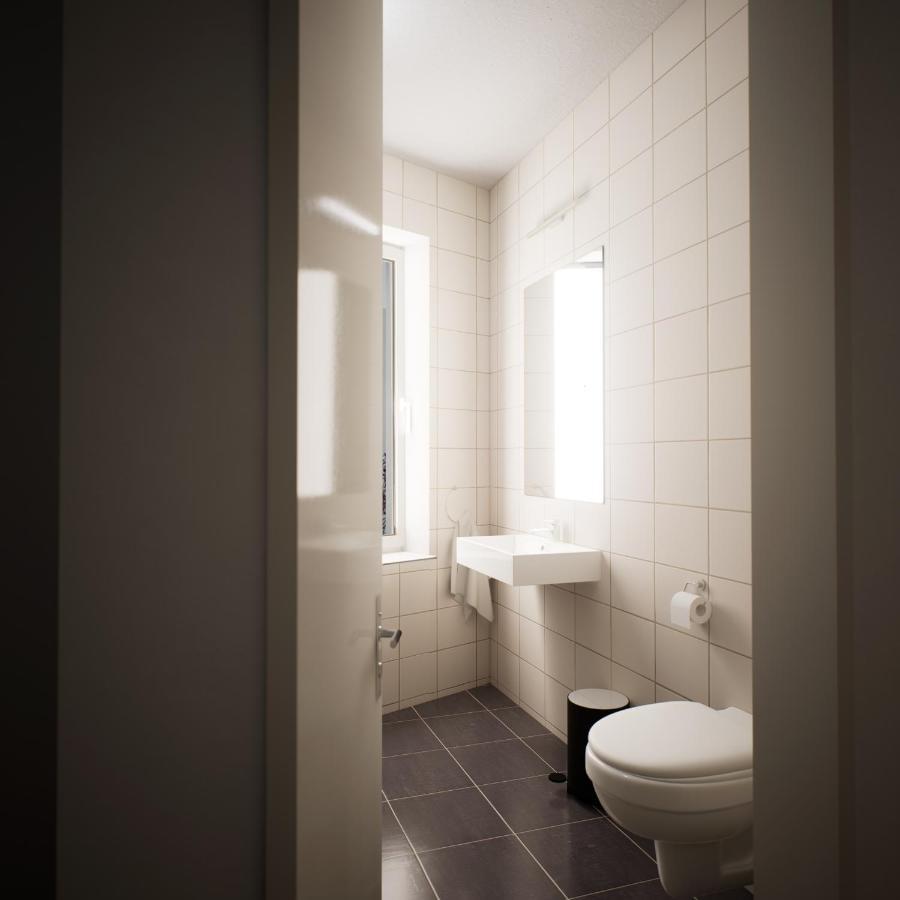 Hotel Adapt
